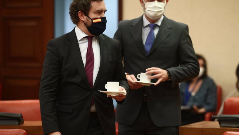 El portavoz de Vox en el Congreso, Iván Espinosa de los Monteros (i), con un café al inicio de una Comisión de Asuntos Exteriores en el Congreso | EUROPA PRESS/E. Parra. POOL - Europa Press ep el portavoz de vox en el congreso ivan espinosa de los monteros i con un cafe al inicio de una