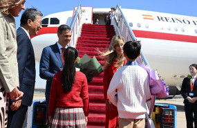 ep el presidente del gobierno pedro sanchez acompanado de su esposa begona gomez aterriza en el