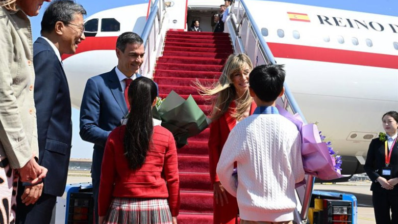 El presidente del Gobierno, Pedro Sánchez, acompañado de su esposa Begoña Gómez, aterriza en el Aeropuerto Internacional de Pekín | Pool Moncloa/Borja Puig de la Bellacasa ep el presidente del gobierno pedro sanchez acompanado de su esposa begona gomez aterriza en el