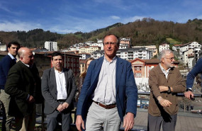 ep el presidente del pp vasco alfonso alonso en eibar junto a miembros de la formacion popular