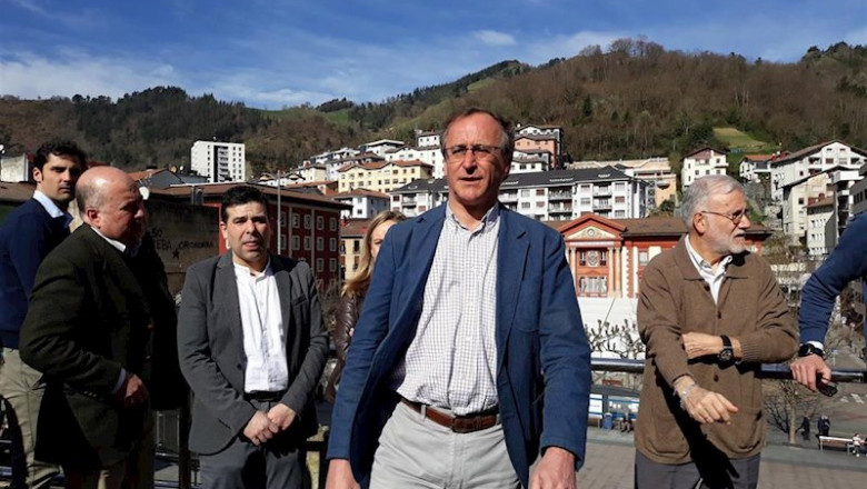 ep el presidente del pp vasco alfonso alonso en eibar junto a miembros de la formacion popular