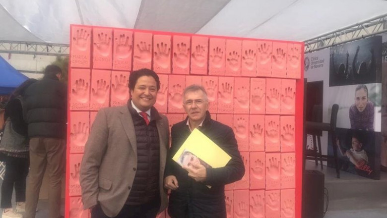 El vicepreseidente de la Federación Española de Diabetes, Aureilano Ruiz Salmón, junto al 'paseo de la fama' de la campaña 'Una mano a tiempo'. | FEDE ep el vicepreseidente de la federacion espanola de diabetes aureilano ruiz salmon junto al paseo de