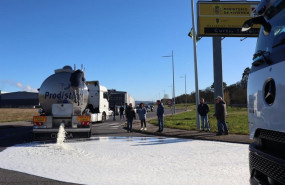ep ganaderos interceptan un camion en teixeiro a coruna y tiran leche procedente de portugal ep ganaderos interceptan un camion en teixeiro a coruna y tiran leche procedente de portugal