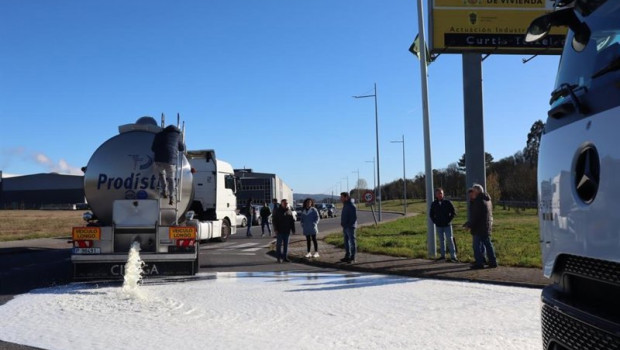 ep ganaderos interceptan un camion en teixeiro a coruna y tiran leche procedente de portugal