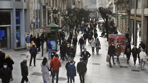 ep gente paseando por la calle en ourense