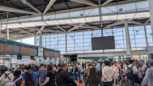 ep imagenes de viajeros afectados por el apagon electrico en la estacion de tren joaquin soroya ep imagenes de viajeros afectados por el apagon electrico en la estacion de tren joaquin soroya