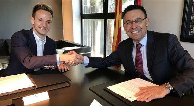 Ivan Rakitic firma su renovación con el FC Barcelona | MIGUEL RUIZ/FCB ep ivan rakitic firmarenovacionfc barcelona
