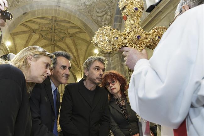 Jean Michel Jarre y Martin ante el Lignun Crucis en Santo Toribio | GOBIERNO ep jean michel jarremartinlignun crucissanto toribio