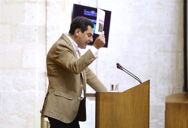 Juanma Moreno, hoy ante la tribuna del Pleno del Parlamento | EUROPA PRESS ep juanma moreno hoyla tribunaplenoparlamento