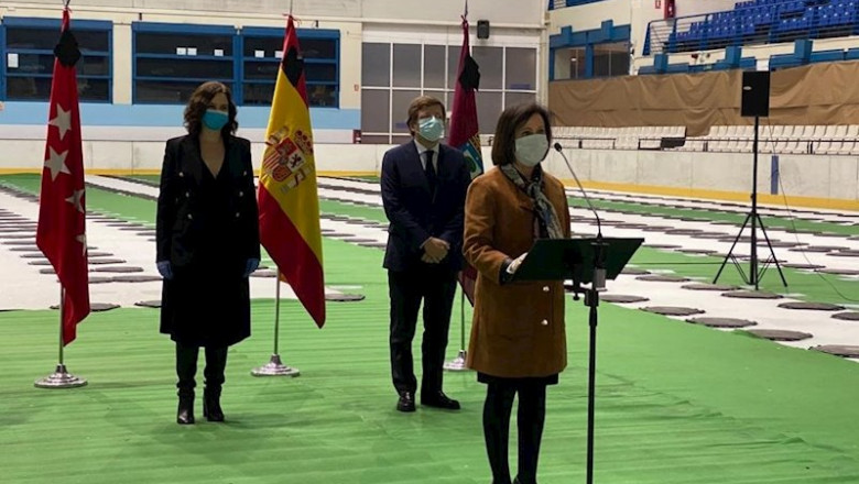 La ministra de Defensa, Margarita Robles, junto a la presidenta de la Comunidad de Madrid, Isabel Díaz Ayuso, y el alcalde de la capital, José Luis Martínez Almeida, en el Palacio de Hielo de Madrid | MINISTERIO DE DEFENSA ep la ministra de defensa margarita robles junto a la presidenta de la comunidad de madrid isabel