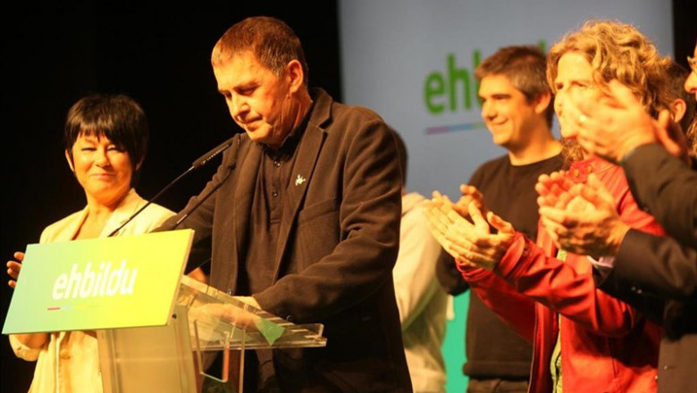 El líder de EH Bildu, Arnaldo Otegi (2i), comparece en rueda junto con la candidata a la alcaldía de San Sebastián.Reyes Carrere (4i),para comentar los resultados electorales. | Nagore Iraola - Europa Press ep lidereh bildu arnaldo otegi 2i comparecerueda juntola candidatala alcaldiasan sebastianreyes carrere 4ipara comentarresultados electorales