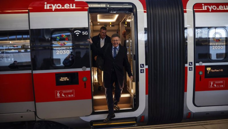 Llegada del primer tren comercial de Iryo a la Estación de Valencia Joaquín Sorolla, en la que han llegado, el 'president' de la Generalitat, Ximo Puig, y el presidente de iryo, Carlos Bertomeu | ROBER SOLSONA - EP ep llegada del primer tren comercial de iryo a la estacion de valencia joaquin sorolla en la que han