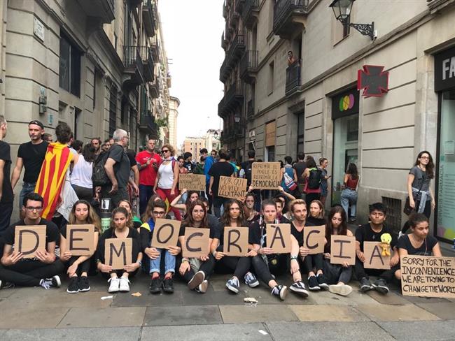 ep manifestacionbarcelonala democracialas cargasdomingo