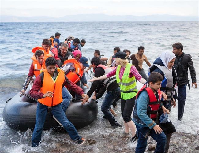 ep migrantes llegandouna barca hinchable