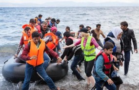 ep migrantes llegandouna barca hinchable