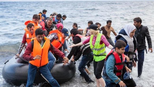 ep migrantes llegandouna barca hinchable