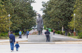 ep padres paseando por el parque de maria luisa en el primer dia donde los ninos han podido salir 20200521110923