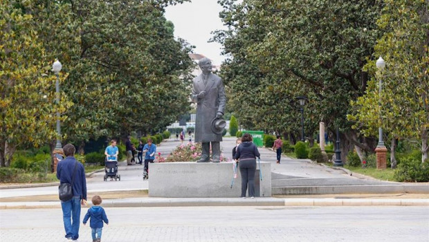 ep padres paseando por el parque de maria luisa en el primer dia donde los ninos han podido salir 20200521110923