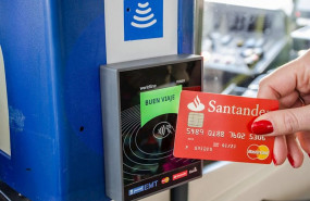 ep pago con una tarjeta contactless en el autobus