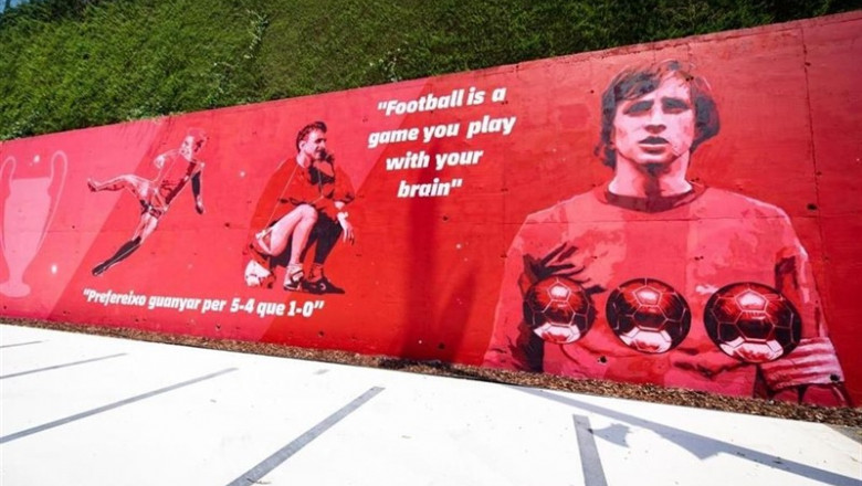 Parte del mural de la Ciudad Deportiva del FC Barcelona dedicada a Johan Cruyff | FC BARCELONA ep partemuralla ciudad deportivafc barcelona dedicadajohan cruyff