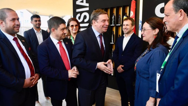 ep planas visita el stand de tunez pais invitado a expoliva 2023