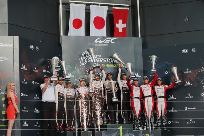 Podio de las 6 horas de Silverstone con Fernando Alonso | TWITTER.COM/TOYOTA_HYBRID ep podiolas 6 horassilverstonefernando alonso