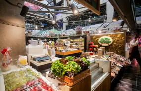 ep puesto de verduras y hortalizas en el mercado de san anton que permanece abierto en plena crisis