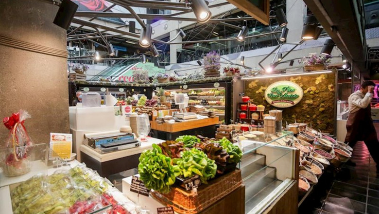 Puesto de verduras y hortalizas en el mercado de San Antón, que permanece abierto en plena crisis del coronavirus y anuncia que también atiende a domicilio, en Madrid (España), a 18 de marzo de 2020. | Ricardo Rubio - Europa Press - Archivo ep puesto de verduras y hortalizas en el mercado de san anton que permanece abierto en plena crisis