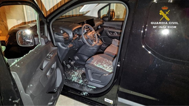 ep robointeriorun vehiculo estacionadoaplayaisla cristina huelva