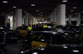 ep taxis aparcados en la zona de recogida de viajeros de la t1 del aeropuerto de barcelona el prat ep taxis aparcados en la zona de recogida de viajeros de la t1 del aeropuerto de barcelona el prat