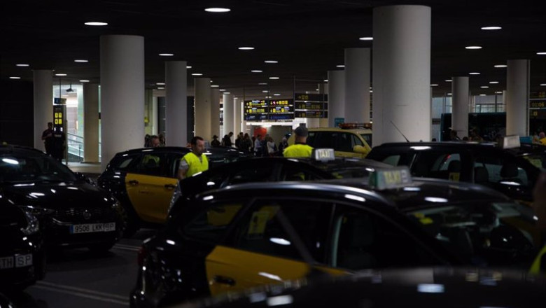 ep taxis aparcados en la zona de recogida de viajeros de la t1 del aeropuerto de barcelona el prat ep taxis aparcados en la zona de recogida de viajeros de la t1 del aeropuerto de barcelona el prat