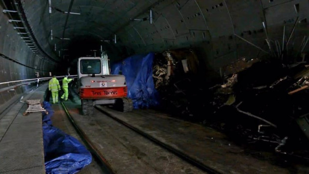 ep transportes ha despejado totalmente el tunel de atocha chamartin despues de retirar el tren