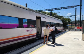 ep tren detenido en a coruna este mediodia debido a un incendio proximo a las vias a 6 de agosto de
