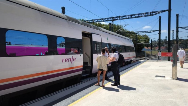 ep tren detenido en a coruna este mediodia debido a un incendio proximo a las vias a 6 de agosto de