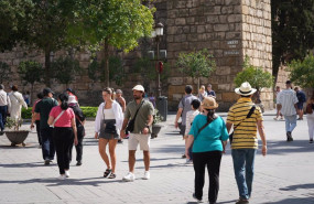 ep turistas pasean por los lugares mas representativos de la ciudad de sevilla andalucia espana ep turistas pasean por los lugares mas representativos de la ciudad de sevilla andalucia espana