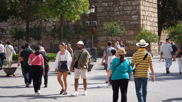ep turistas pasean por los lugares mas representativos de la ciudad de sevilla andalucia espana