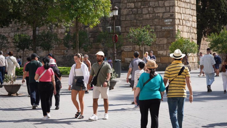 ep turistas pasean por los lugares mas representativos de la ciudad de sevilla andalucia espana ep turistas pasean por los lugares mas representativos de la ciudad de sevilla andalucia espana