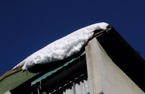 ep un bloque de nieve helada cuelga en la cornisa de un edificio en madrid tras el paso de filomena
