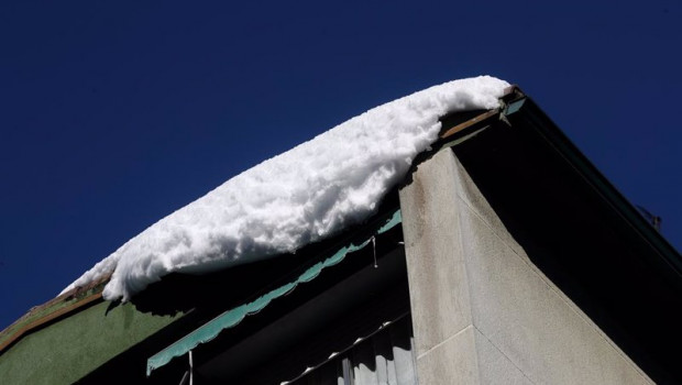 ep un bloque de nieve helada cuelga en la cornisa de un edificio en madrid tras el paso de filomena