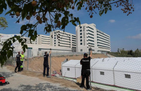 ep un equipo de trabajadores en el hospital de campana instalado junto al hospital la fe de valencia