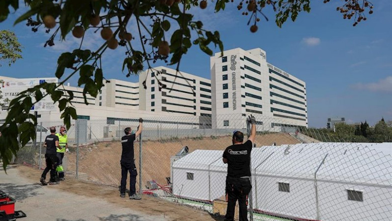 ep un equipo de trabajadores en el hospital de campana instalado junto al hospital la fe de valencia