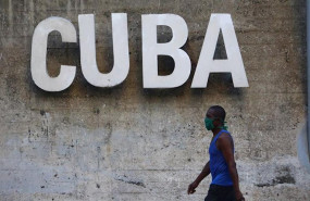 ep un hombre con mascarilla en la habana