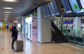 ep un hombre mira los paneles en la terminal 1 del aeropuerto adolfo suarez madrid barajas