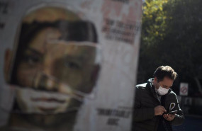 ep un hombre mira su telefono movil en madrid