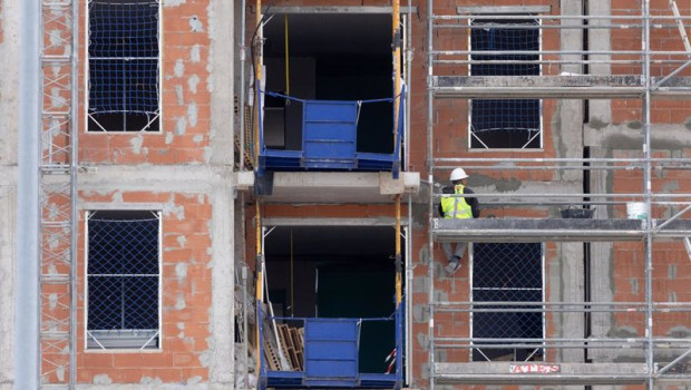 ep un obrero trabaja en las obras de un bloque de viviendas a 17 de mayo de 2024