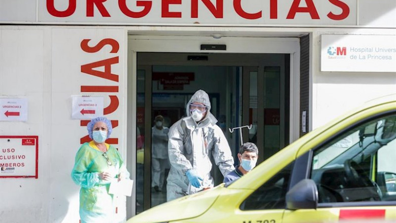 Un sanitario empuja una silla de ruedas con un enfermo leve de Covid-19 | Ricardo Rubio - Europa Press ep un sanitario empuja una silla de ruedas con un enfermo leve de covid-19