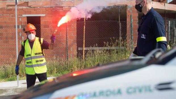 ep un trabajador de alcoa porta una bengala durante la concentracion para defender el futuro de la