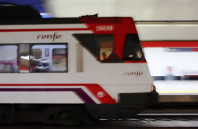 ep un tren llega a la estacion de renfe de nuevos ministerios durante el primer dia laboral tras el