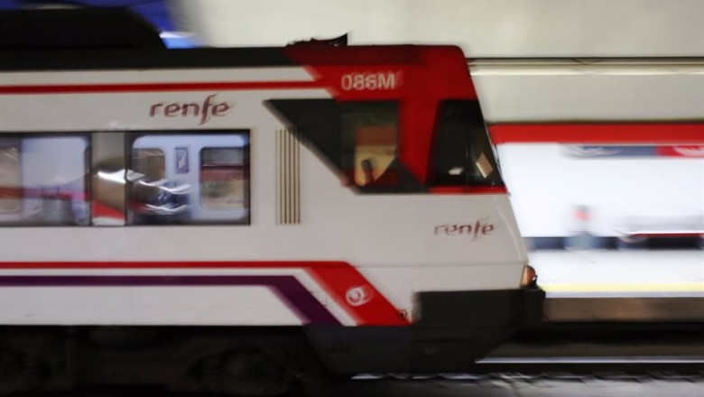 ep un tren llega a la estacion de renfe de nuevos ministerios durante el primer dia laboral tras el ep un tren llega a la estacion de renfe de nuevos ministerios durante el primer dia laboral tras el