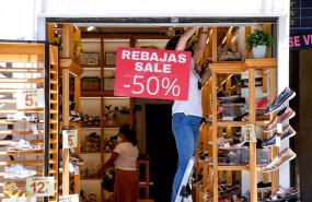 ep una empleada trabajar en un establecimiento de la capital en plenas rebajas de verano